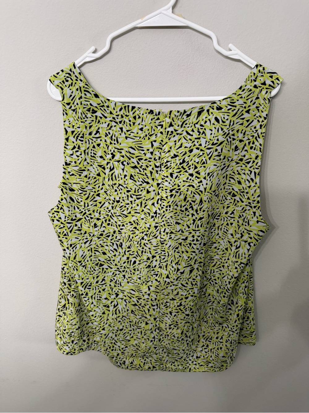Women’s Dana Buchman Abstract Print Sleeveless Top XL Lime Black White - Picture 2 of 4